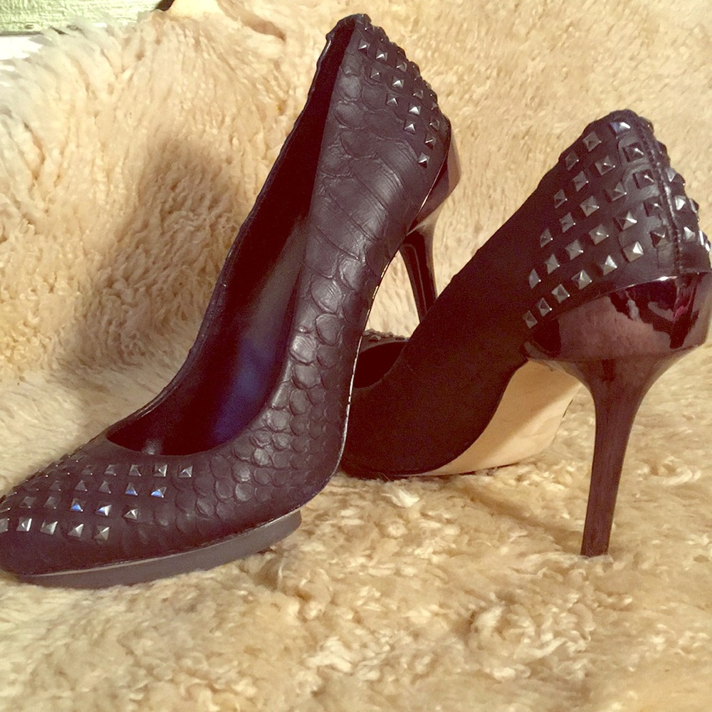 BCBGMAXAZRIA studded metal heeled stilettos Sz 8B.